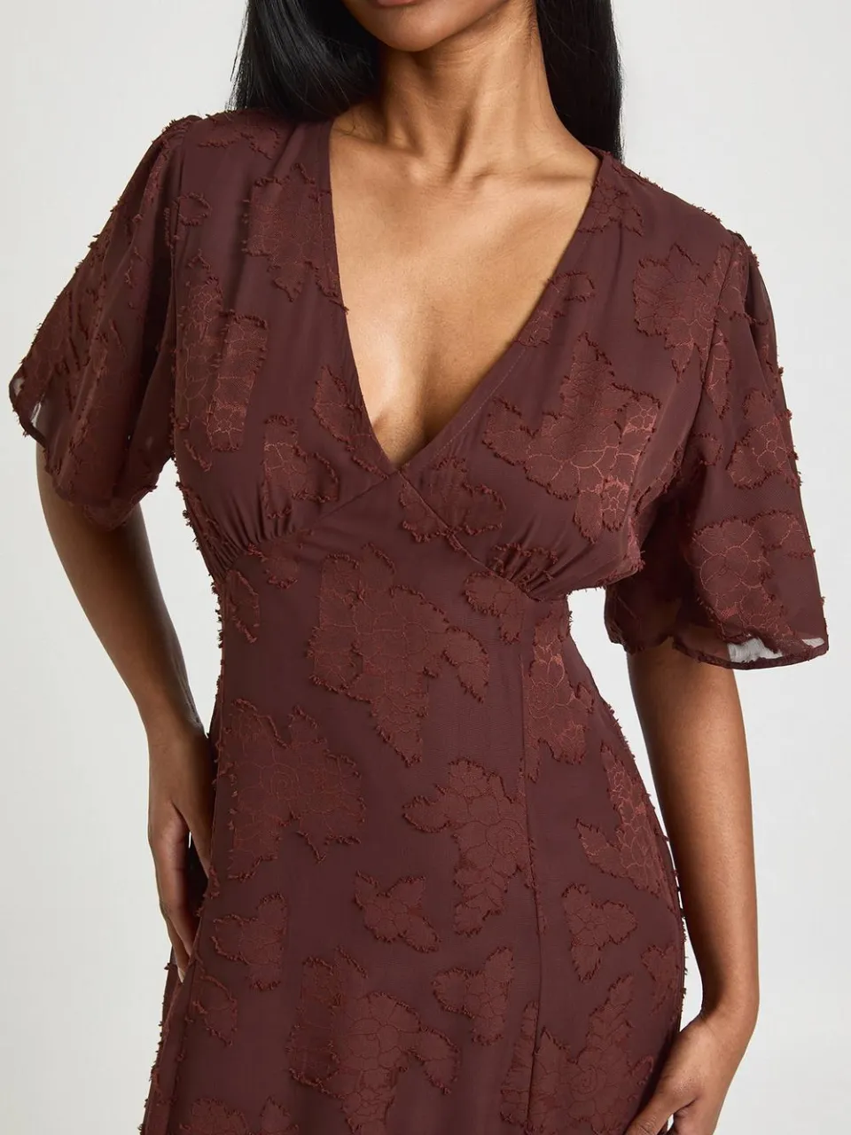 boohoo Dames Burnout Bloemen Engelenmouwen Midaxi Jurk chocoladebruin, foto 4