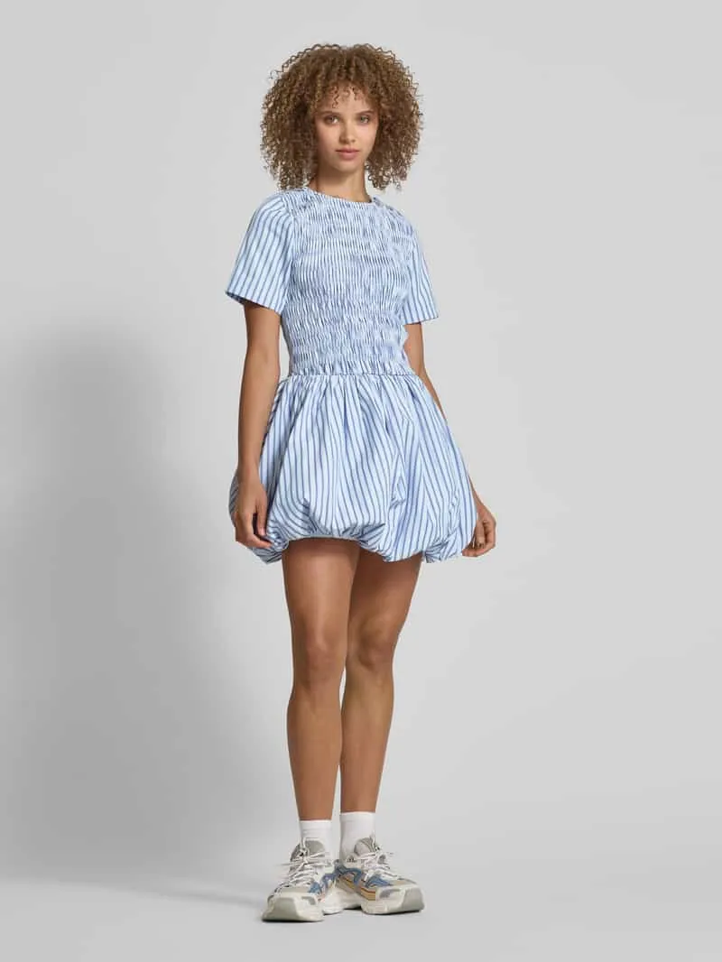 Amy Lynn Cocktailjurk met smokdetails, model 'Eleonor' blauw, foto 3