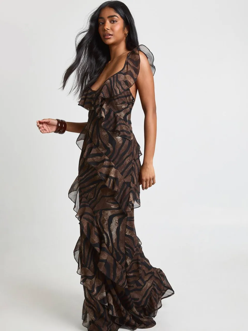 boohoo Dames Chiffon Ruches Tonal Zebra Bandjes Maxi Jurk chocoladebruin, foto 2