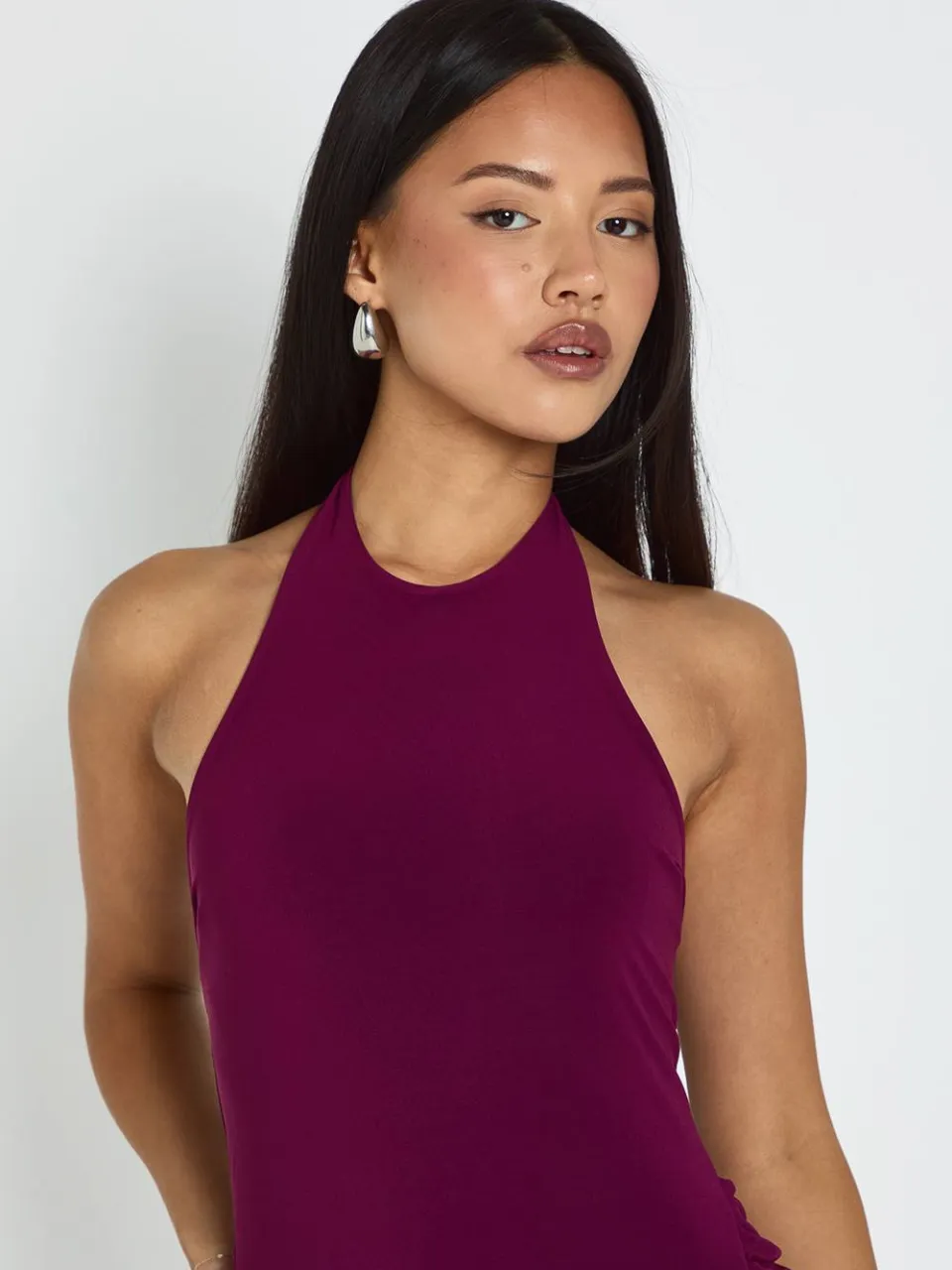 boohoo Dames Petite geraffelde panel halterneck midaxi-jurk pruim, foto 4