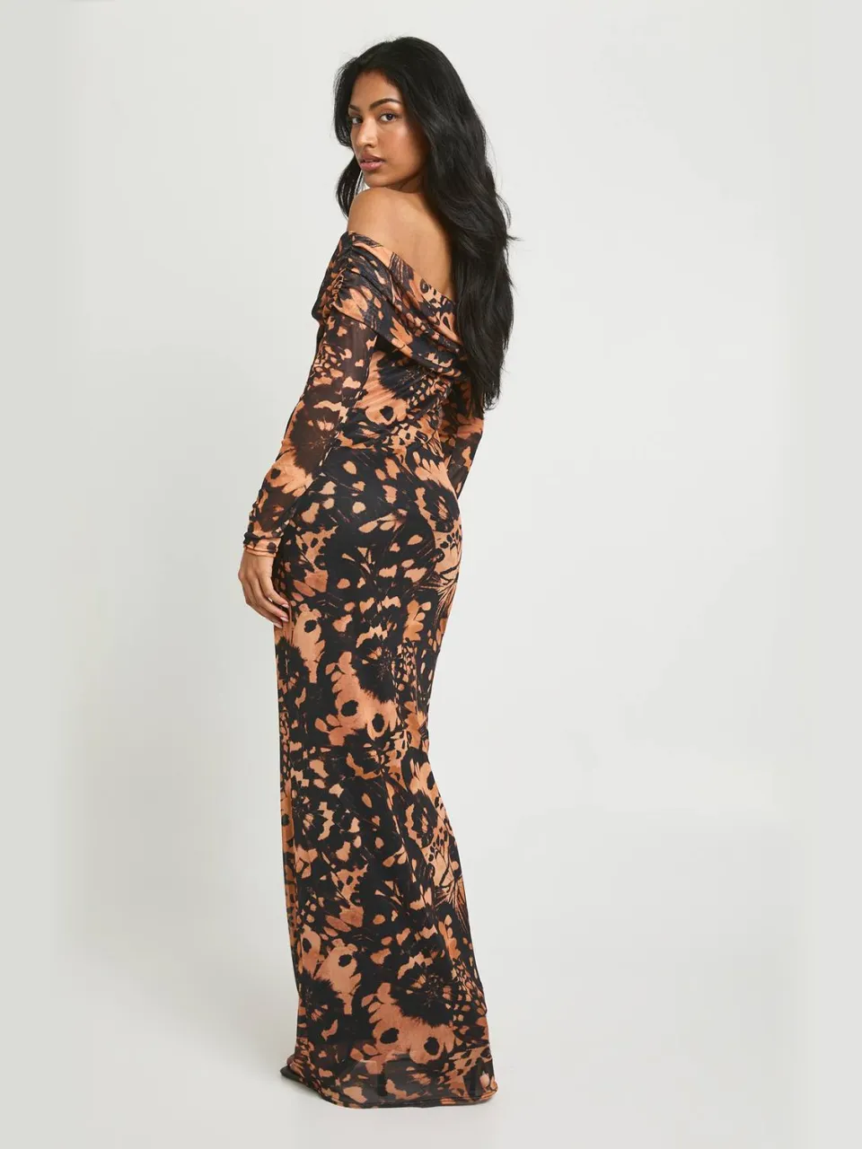 boohoo Dames Abstracte Bedrukte Bardot Maxi Jurk bruin, foto 2