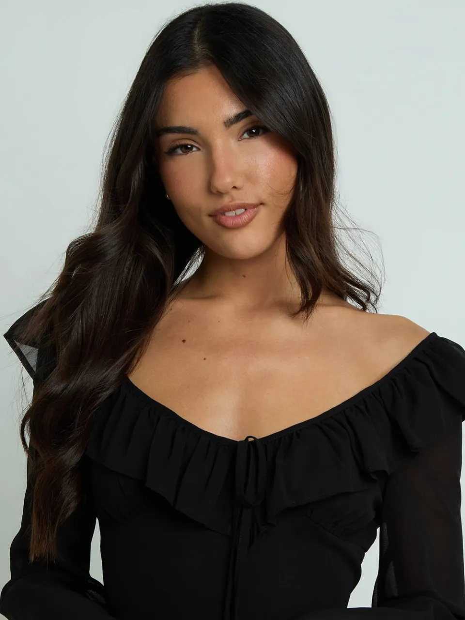 boohoo Dames Chiffon Ruffle Mini-jurk Met V-hals zwart, foto 4