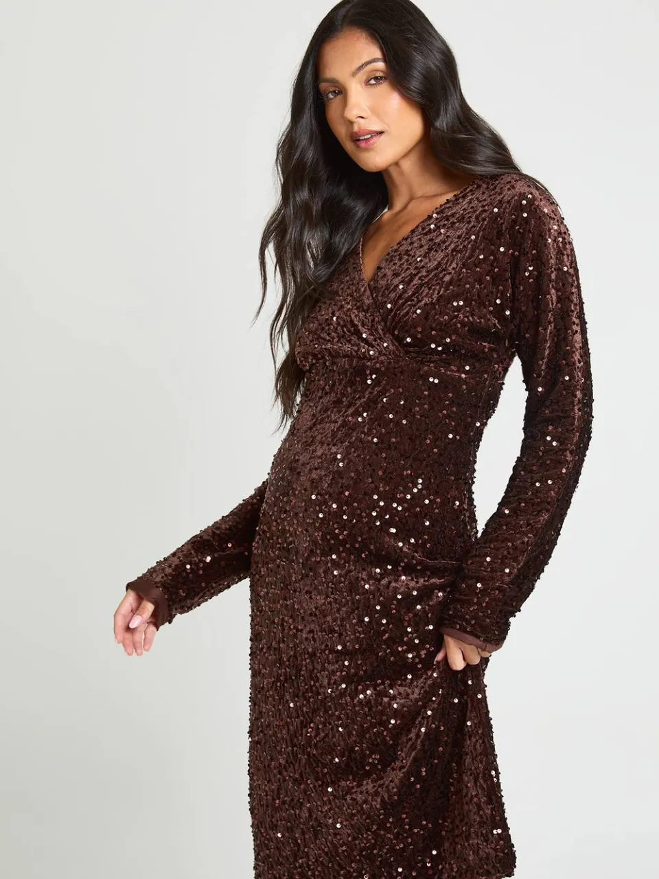 boohoo Dames Zwangerschaps Fluwelen Pailletten Wikkel Midi Jurk chocoladebruin, foto 4