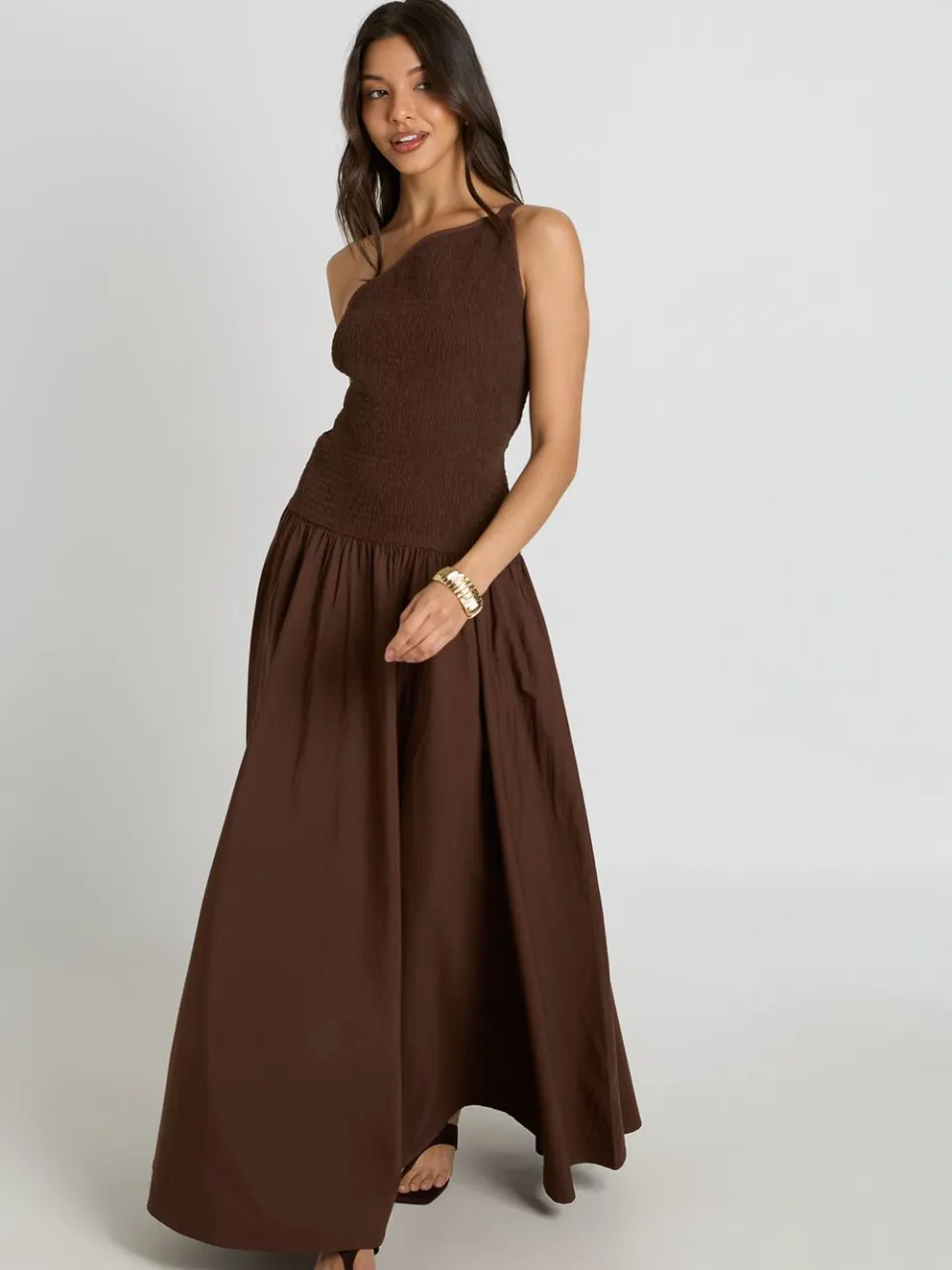 boohoo Dames Maxi Jurk Met Gerimpeld Lijfje Van Popeline En Asymmetrische Halslijn chocoladebruin, foto 3