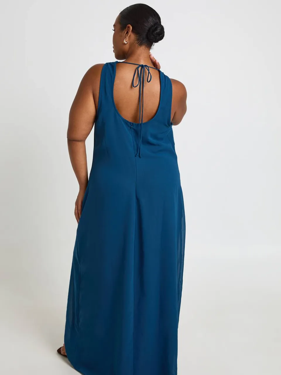 boohoo Dames Plus Chiffon Maxi Jurk Met Waterval Halslijn marineblauw, foto 2