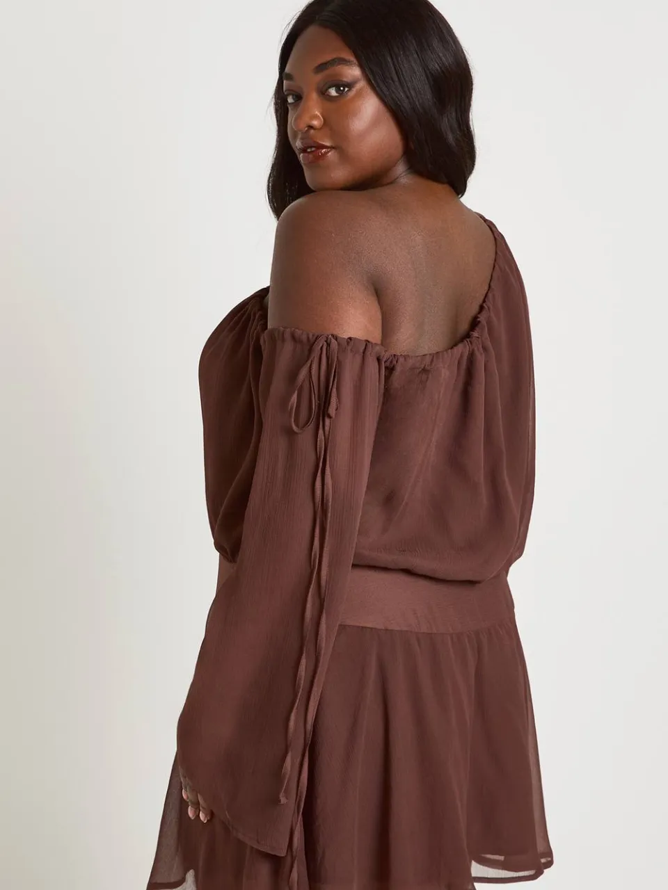 boohoo Dames Plus Size Chiffon Asymmetrische Skater Jurk chocoladebruin, foto 2