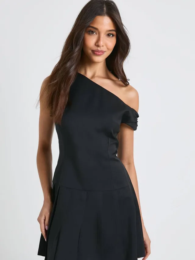 boohoo Dames Asymmetrische geplooide skaterjurk met afvallende zoom Zwart