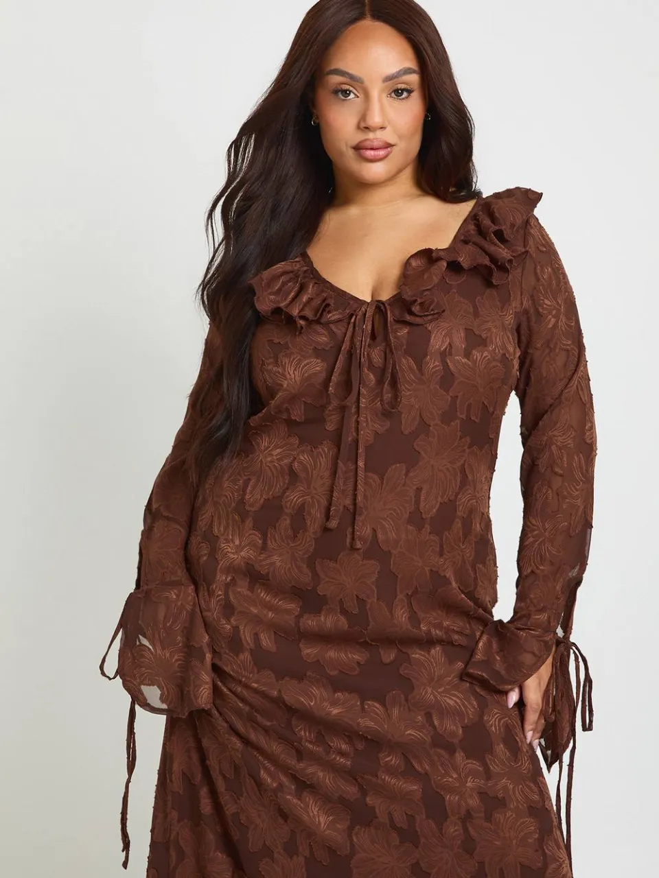 boohoo Dames Plus Burnout Chiffon Ruffle Midaxi Jurk chocoladebruin, foto 3