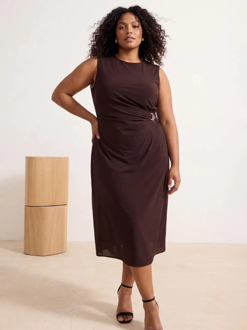 Trendyol Curve Dames Bruin Effen Maxi Mouwloos Casual A-lijn Grote maten Jurk