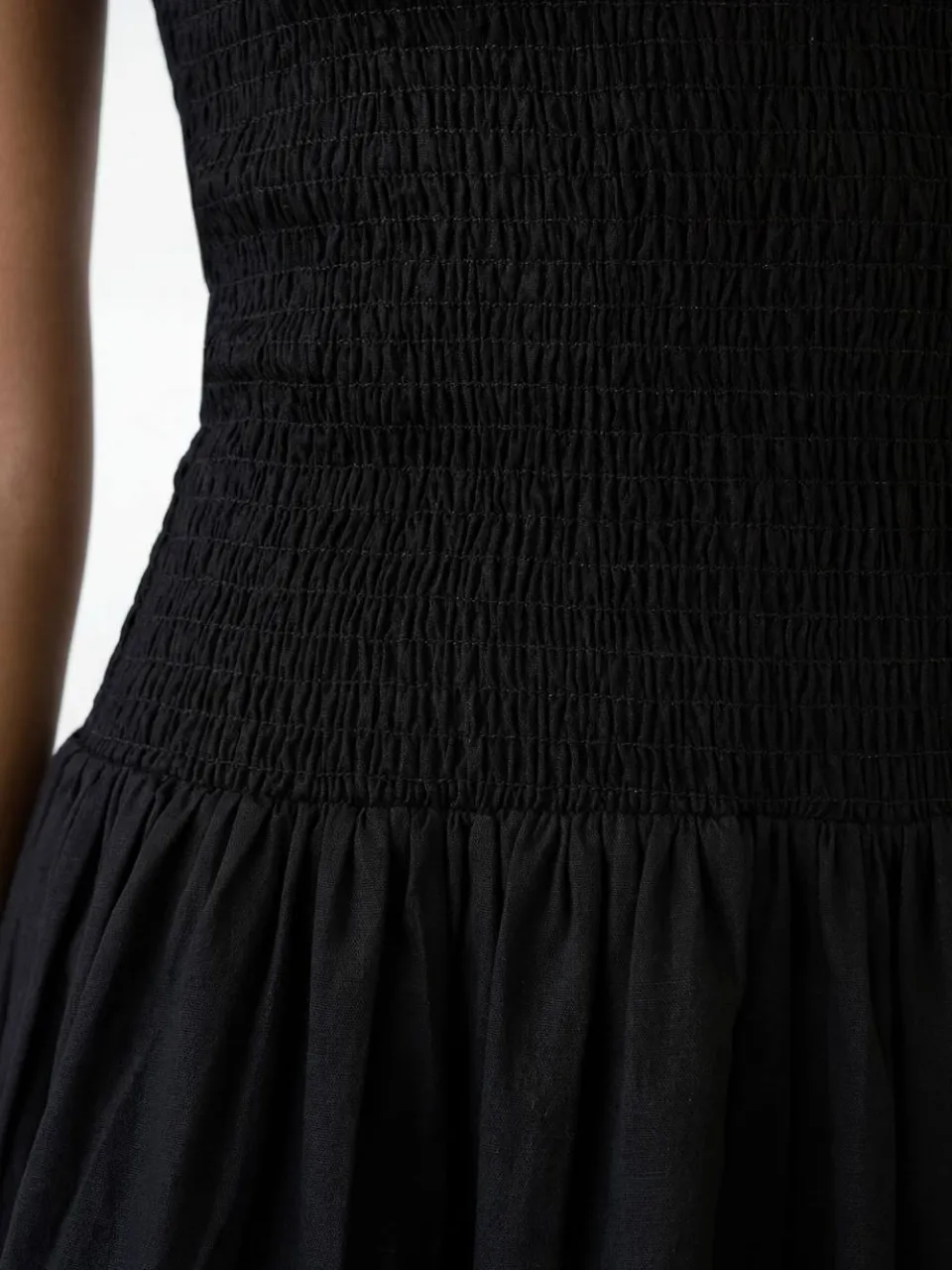 boohoo Dames Gesmockte Jurk Met Verlaagde Zoom zwart, foto 3
