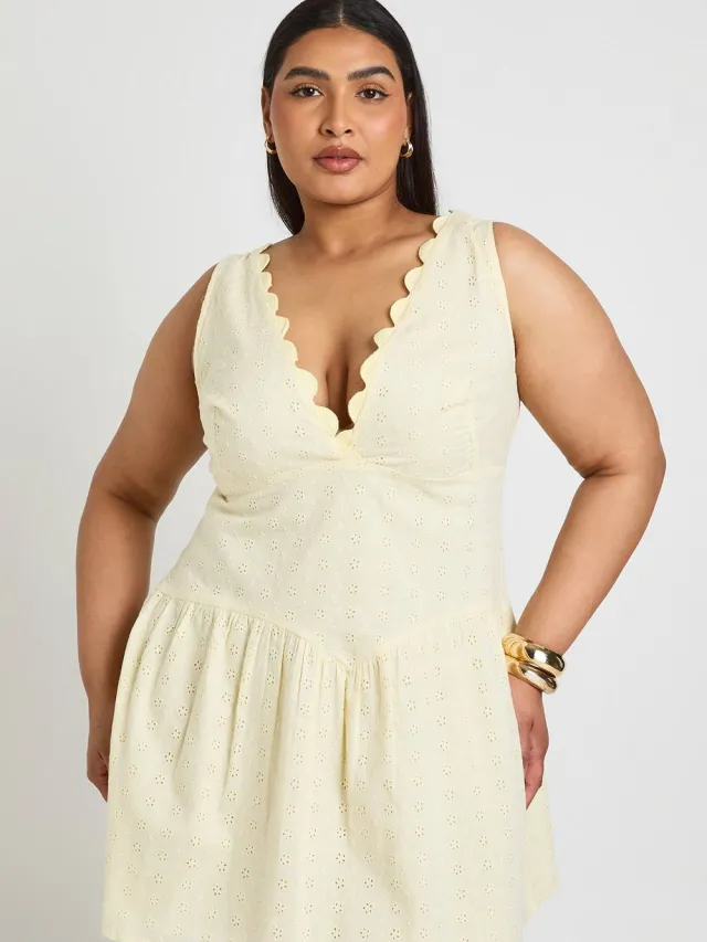 boohoo Dames Plus Broderie Skater Jurk Met Korset En Geschulpte Halslijn Citroen