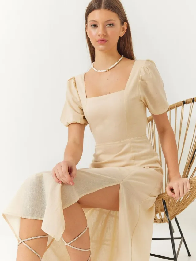 Bianco Lucci Aansluitend Midi-jurk met Vierkante Kraag en Splitting Beige