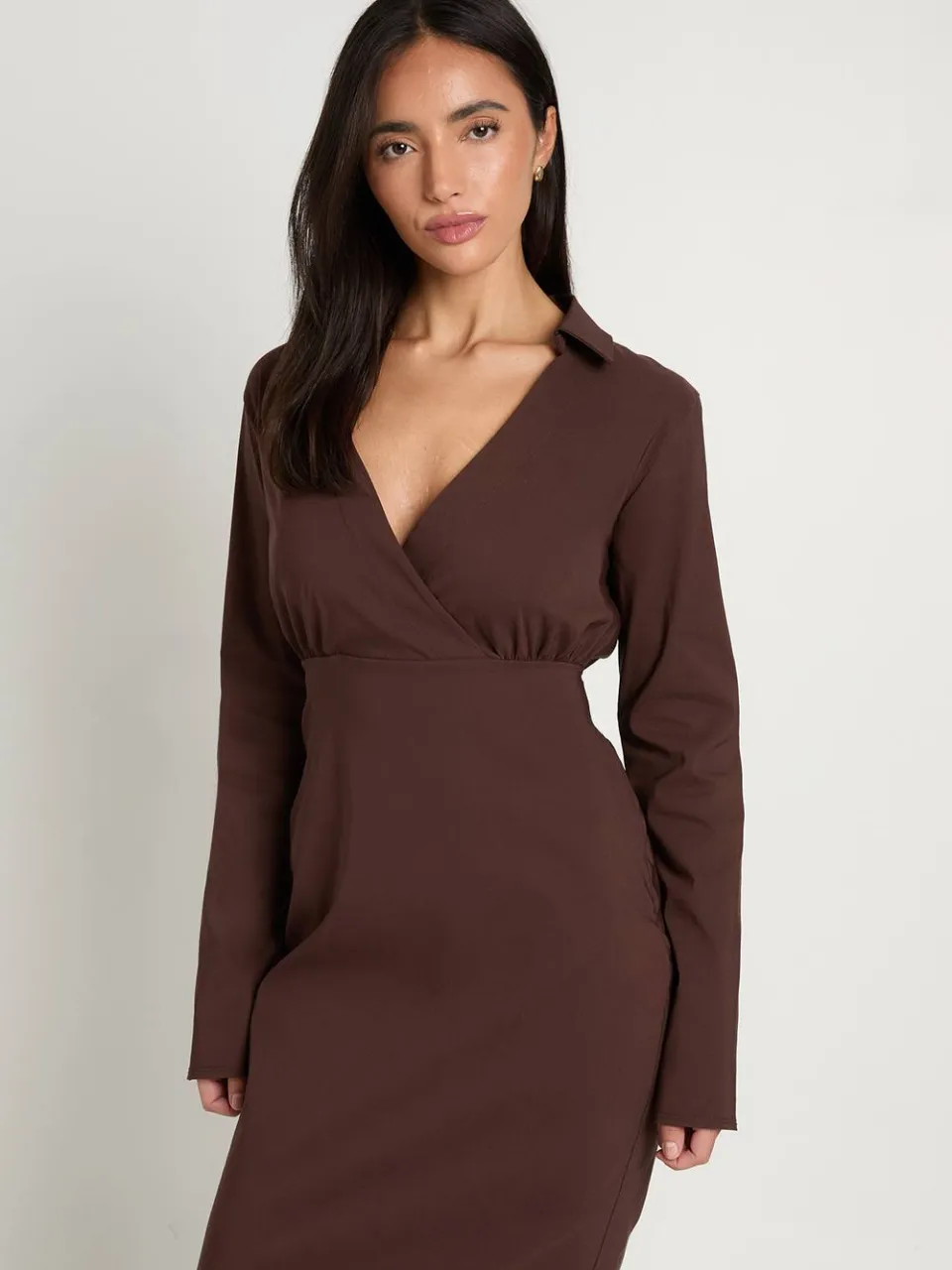 boohoo Dames Bengaline Wikkel Jurk Met Gerimpelde Taille chocoladebruin, foto 2