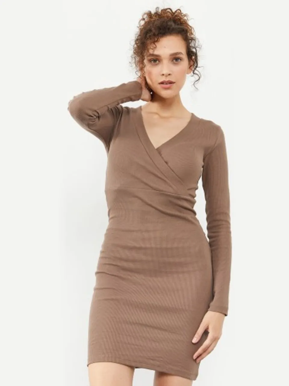 Tommy Life Geribbelde Bodycon Midi Jurk met V-Hals Beige