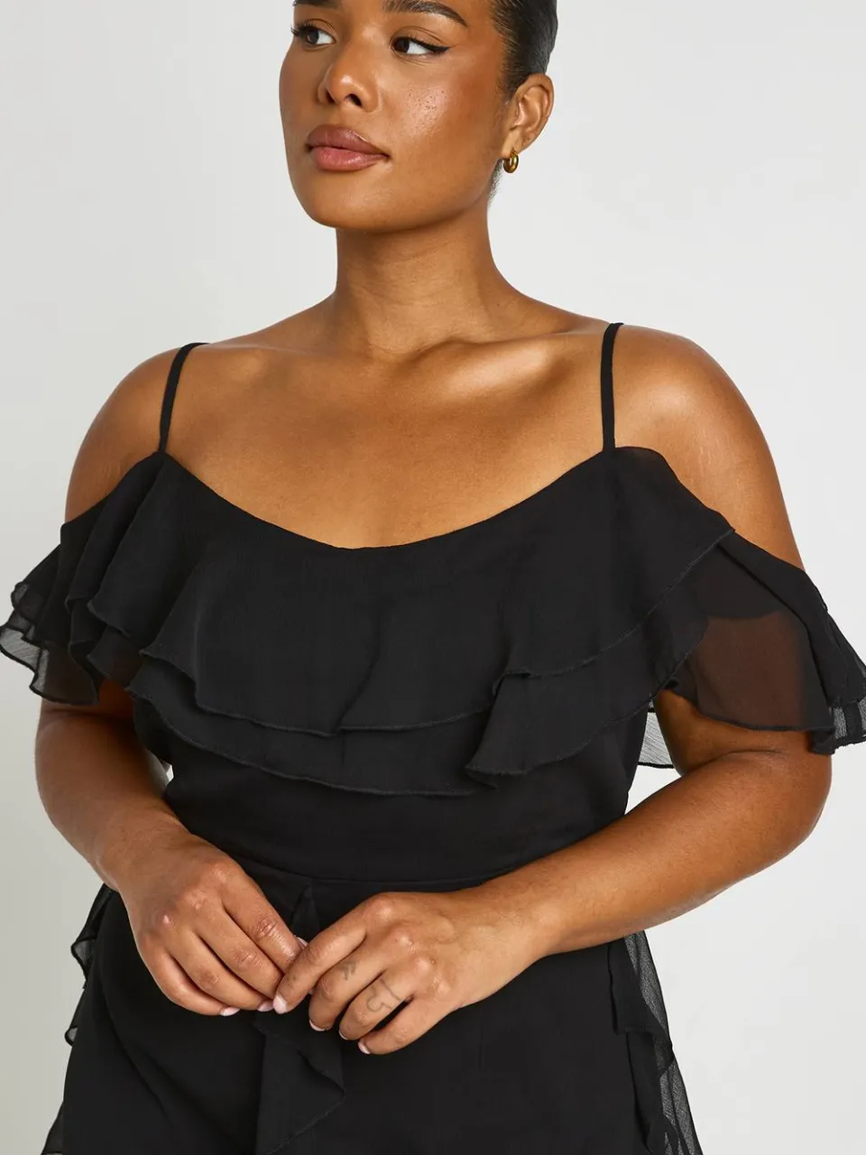 boohoo Dames Plus Chiffon Ruche Cold Shoulder Maxi Jurk zwart, foto 4