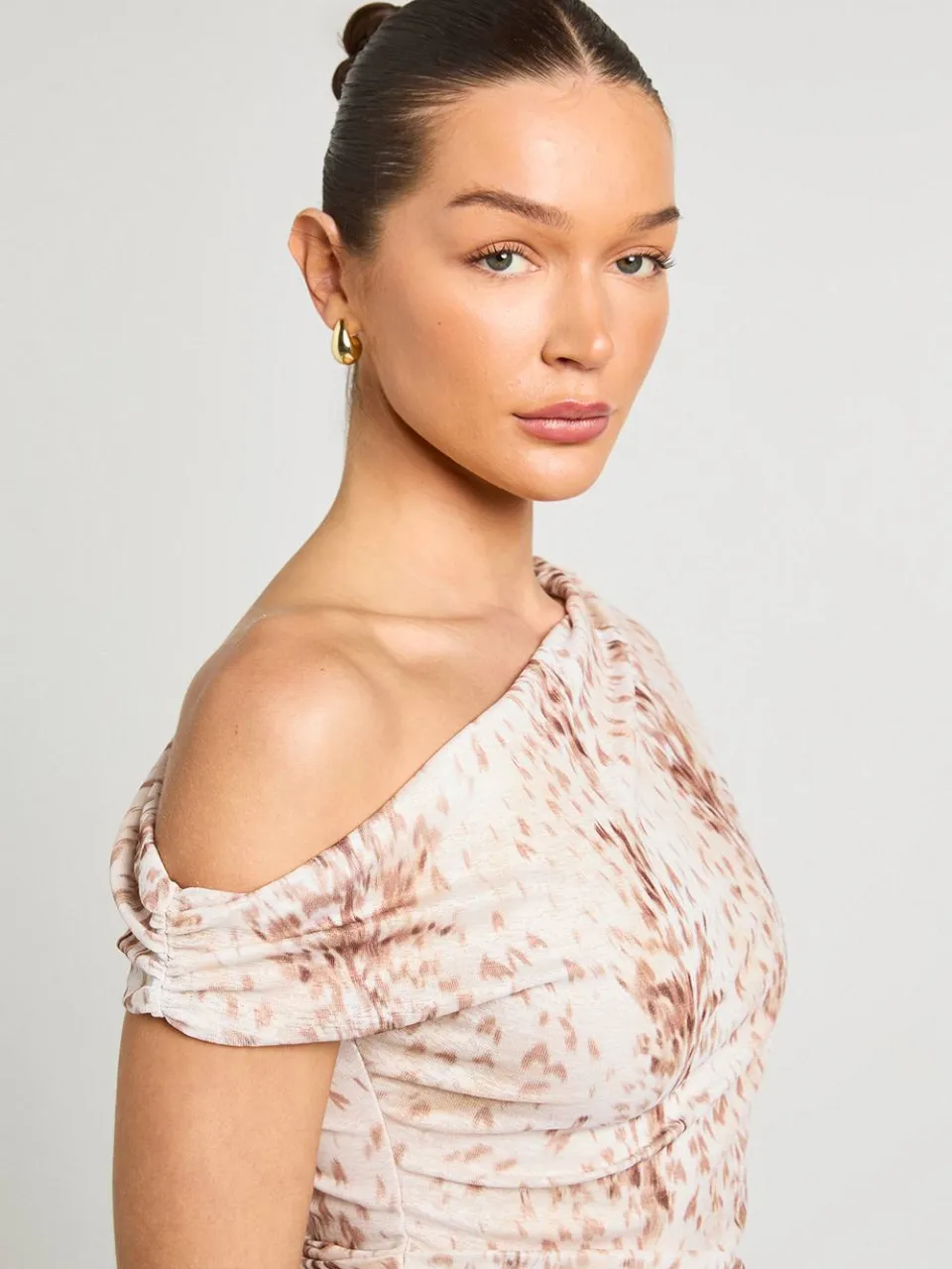boohoo Dames Asymmetrische Gerimpelde Mini-jurk Met Hertenprint bruin, foto 4