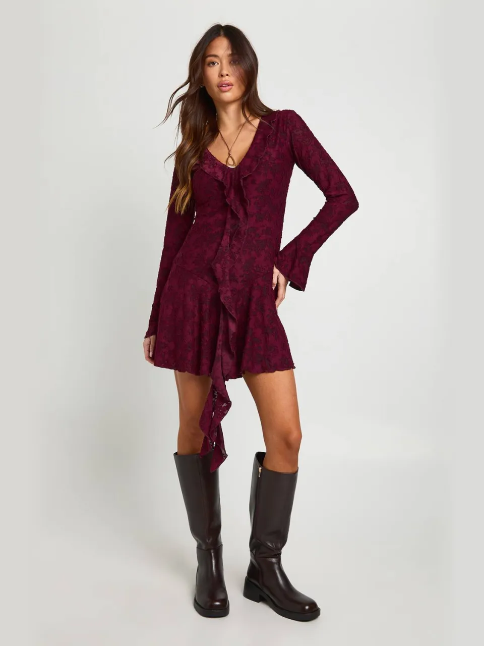 boohoo Dames Burnout Bloemen Ruches Voorkant Mini Jurk bordeaux rood, foto 3