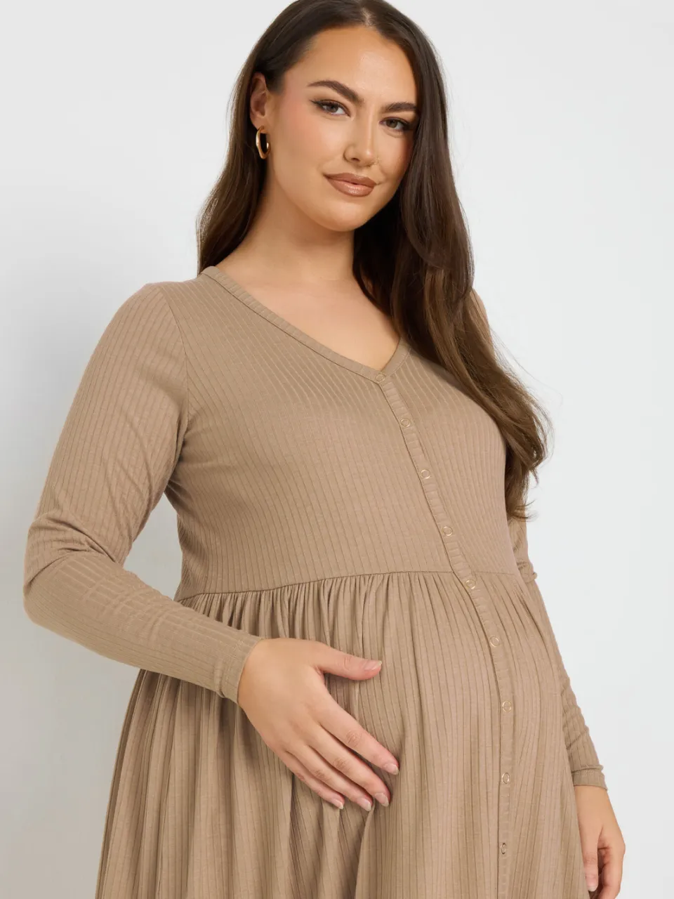 Bump It Up Maternity Geribbelde Premium Midi Jurk Met Knopen In Beige, foto 3