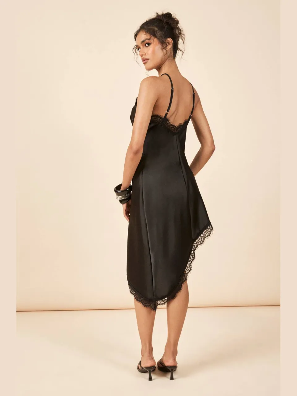 boohoo Dames Getextureerde Satijnen & Kanten Halter Midi-jurk zwart, foto 2