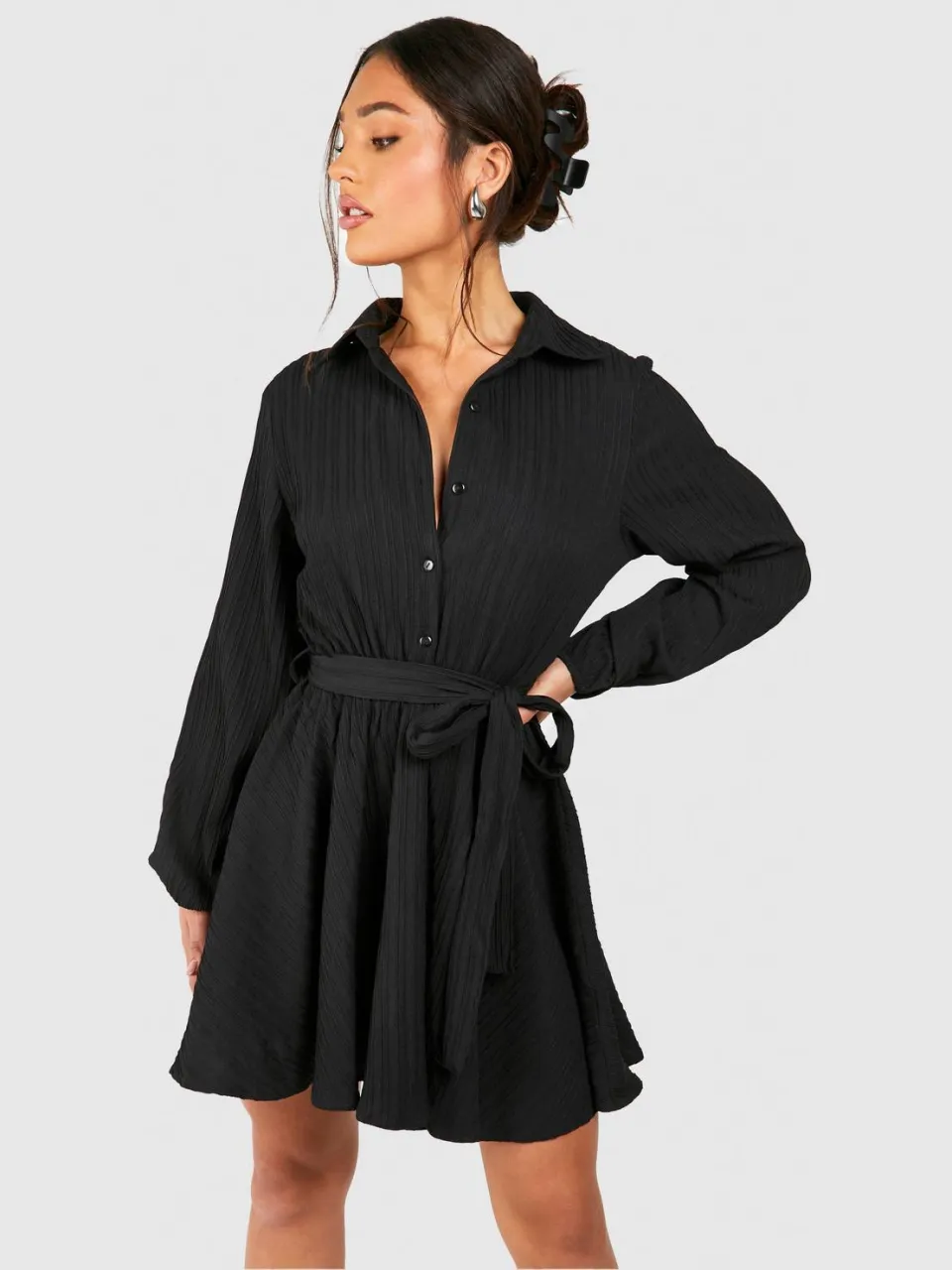 boohoo Dames Petite Crinkle Skater Shirtjurk zwart, foto 2