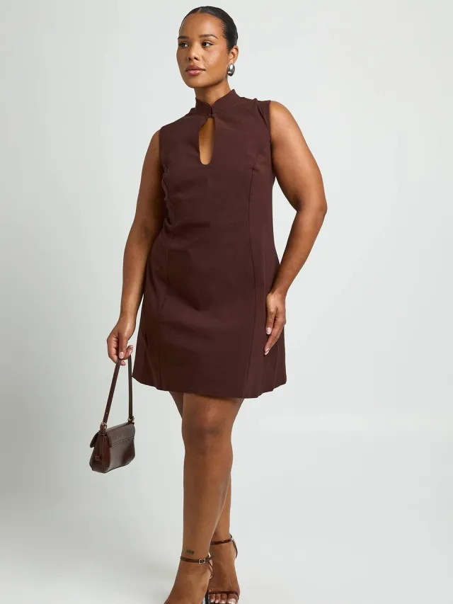 boohoo Dames Plus Hoge Hals Strik Voorkant Sleutelgat Mini Jurk Chocoladebruin