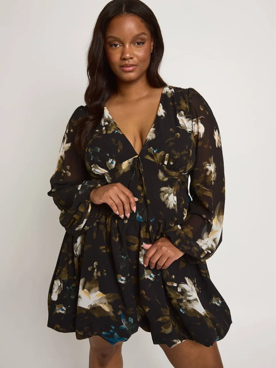 boohoo Dames Plus Donkere Bloemen Puffball Zoom Skater zwart, foto 2