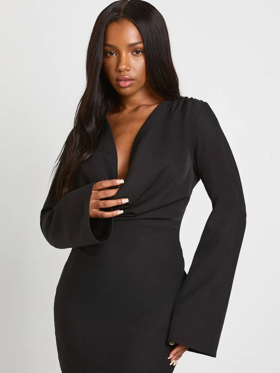 boohoo Dames Cowl-hals mini-jurk met uitlopende mouwen zwart, foto 2