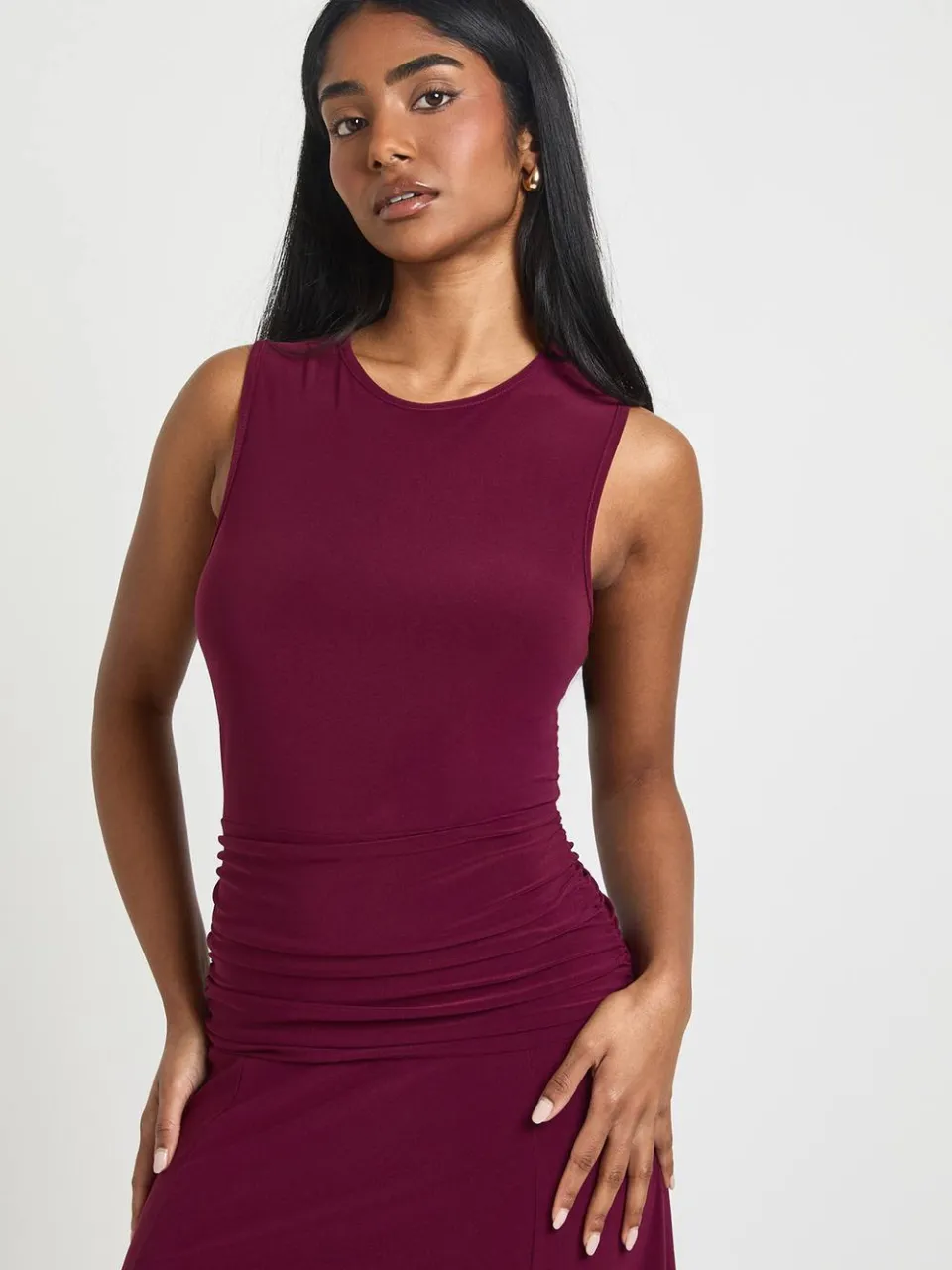 boohoo Dames Slinky Mouwloze Asymmetrische Zoom Midi Jurk bordeaux rood, foto 3