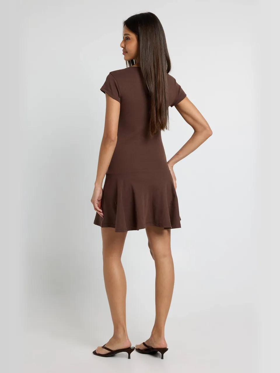 boohoo Dames Geribbelde Skater Jurk Met Verlaagde Zoom En Korte Mouwen chocoladebruin, foto 2