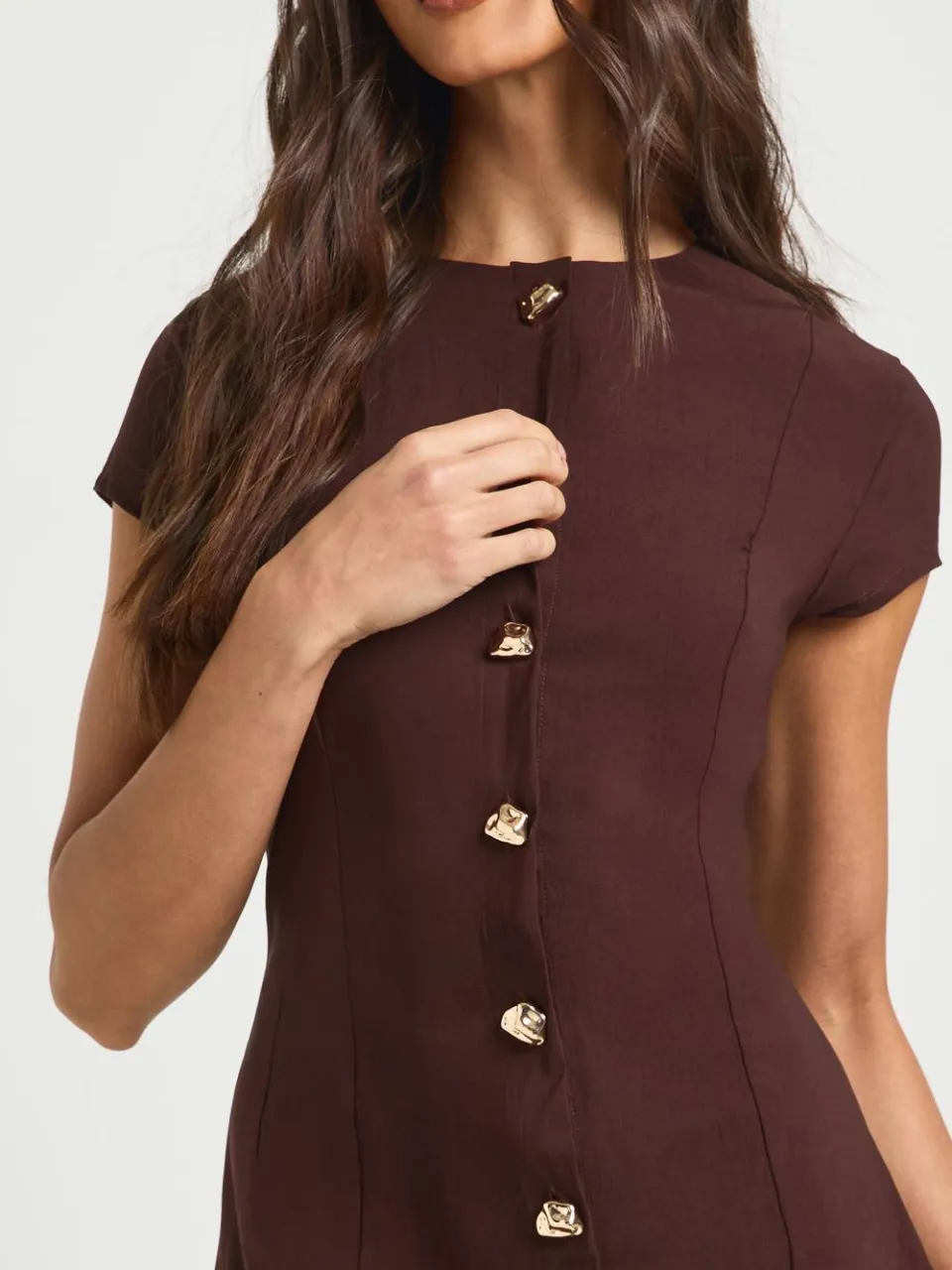 boohoo Dames Bengaline Shift Jurk met Gouden Knoop Details en Korte Mouwtjes, foto 4