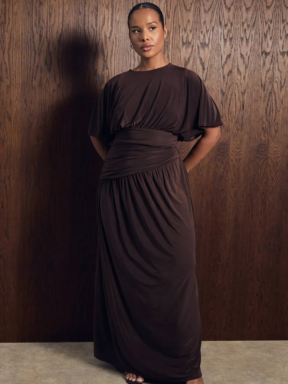 boohoo Dames Plus Maxi Jurk Met Engelenmouwen En Asymmetrische Gerimpelde Taille chocoladebruin, foto 2