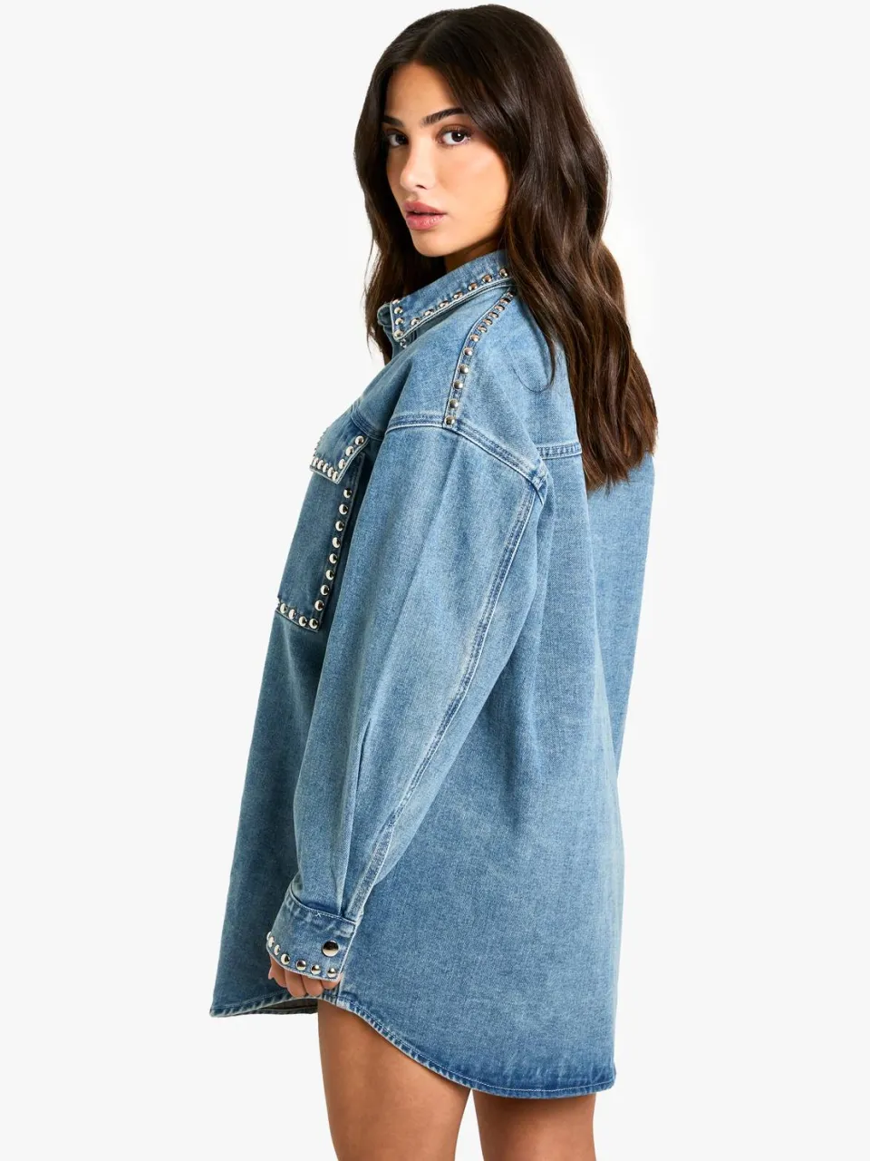 boohoo Dames Petite Stud Detail Denim Oversized Shirtjurk, foto 2