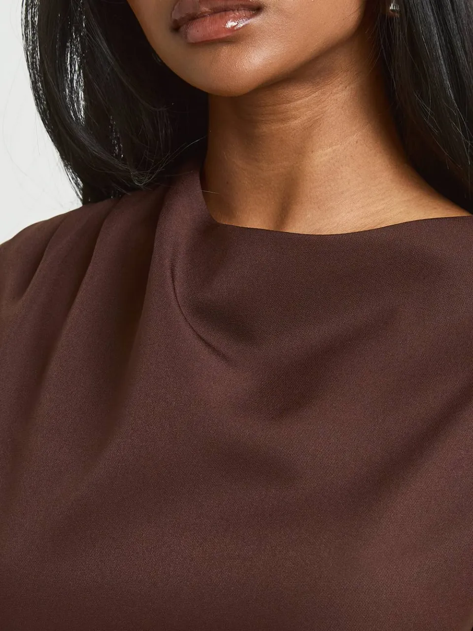 boohoo Dames Mini-jurk Met Hoge Asymmetrische Hals En Geplooide Taille chocoladebruin, foto 4