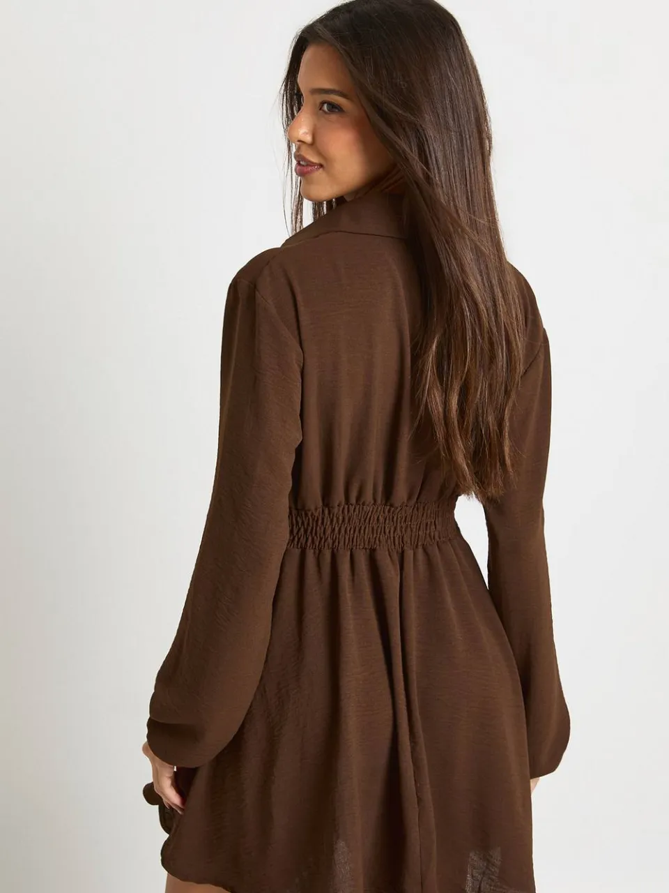 boohoo Dames Hammered geraffelde taille shirtjurk chocoladebruin, foto 2
