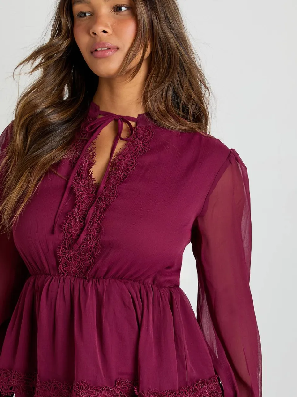boohoo Dames Smockjurk met chiffon-kantdetail bordeaux rood, foto 4