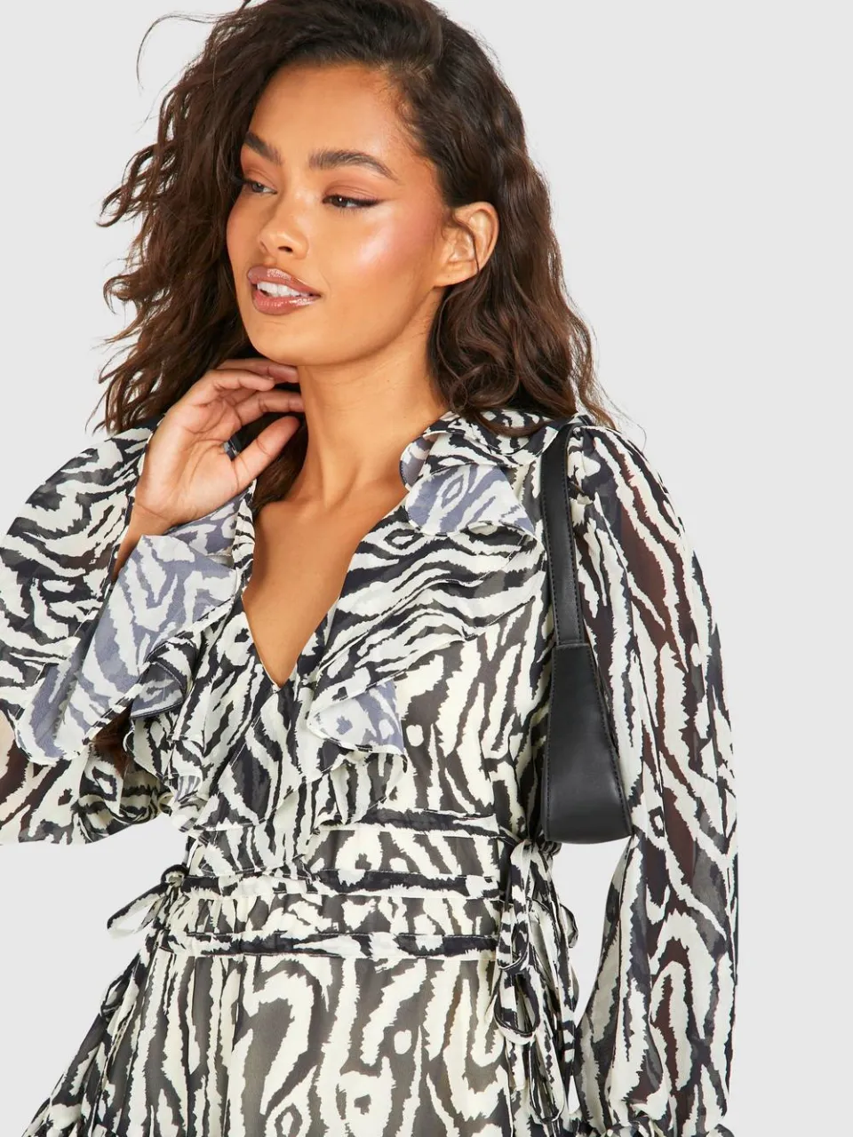boohoo Dames Animalprint Chiffon Ruffle Smock Jurk zwart, foto 4
