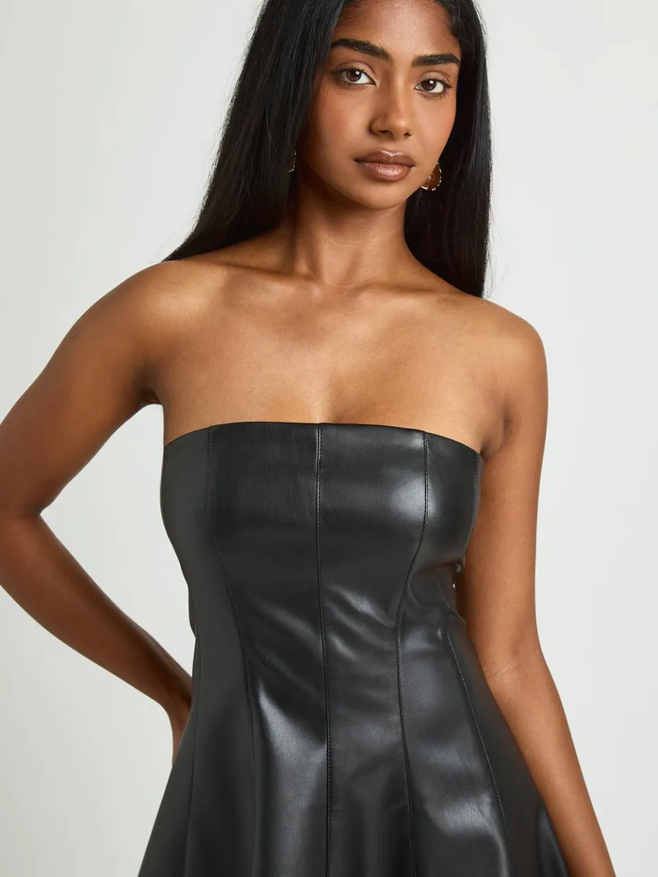 boohoo Dames Leren Look Bandeau Mini Jurk zwart, foto 3