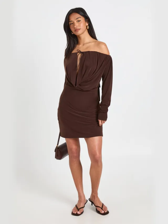 boohoo Dames Petite Slinky Bardot Jurk Met Gedrapeerde Voorkant Bodycon Chocoladebruin