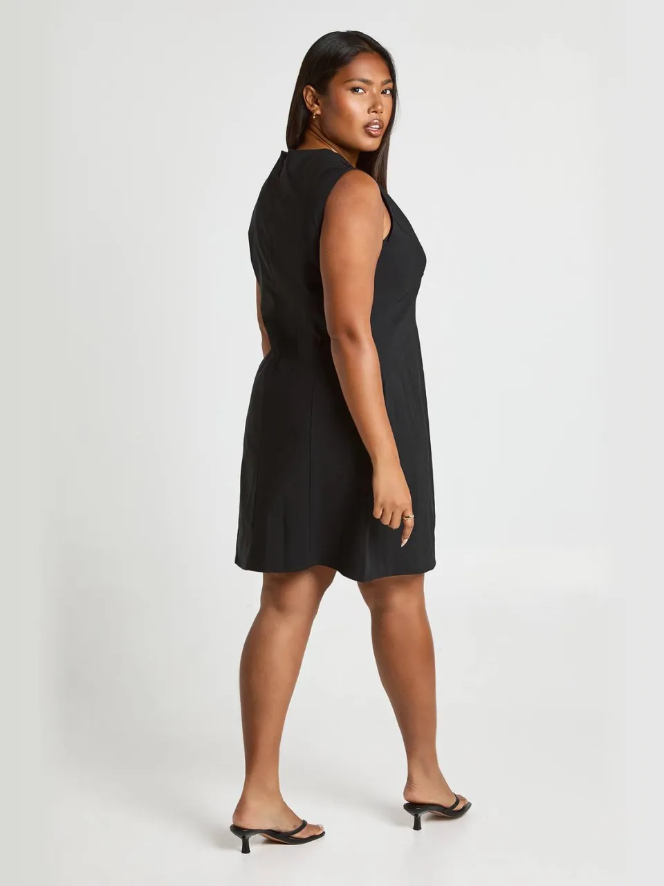boohoo Dames Plus mouwloze gouden knoop shiftjurk, foto 2