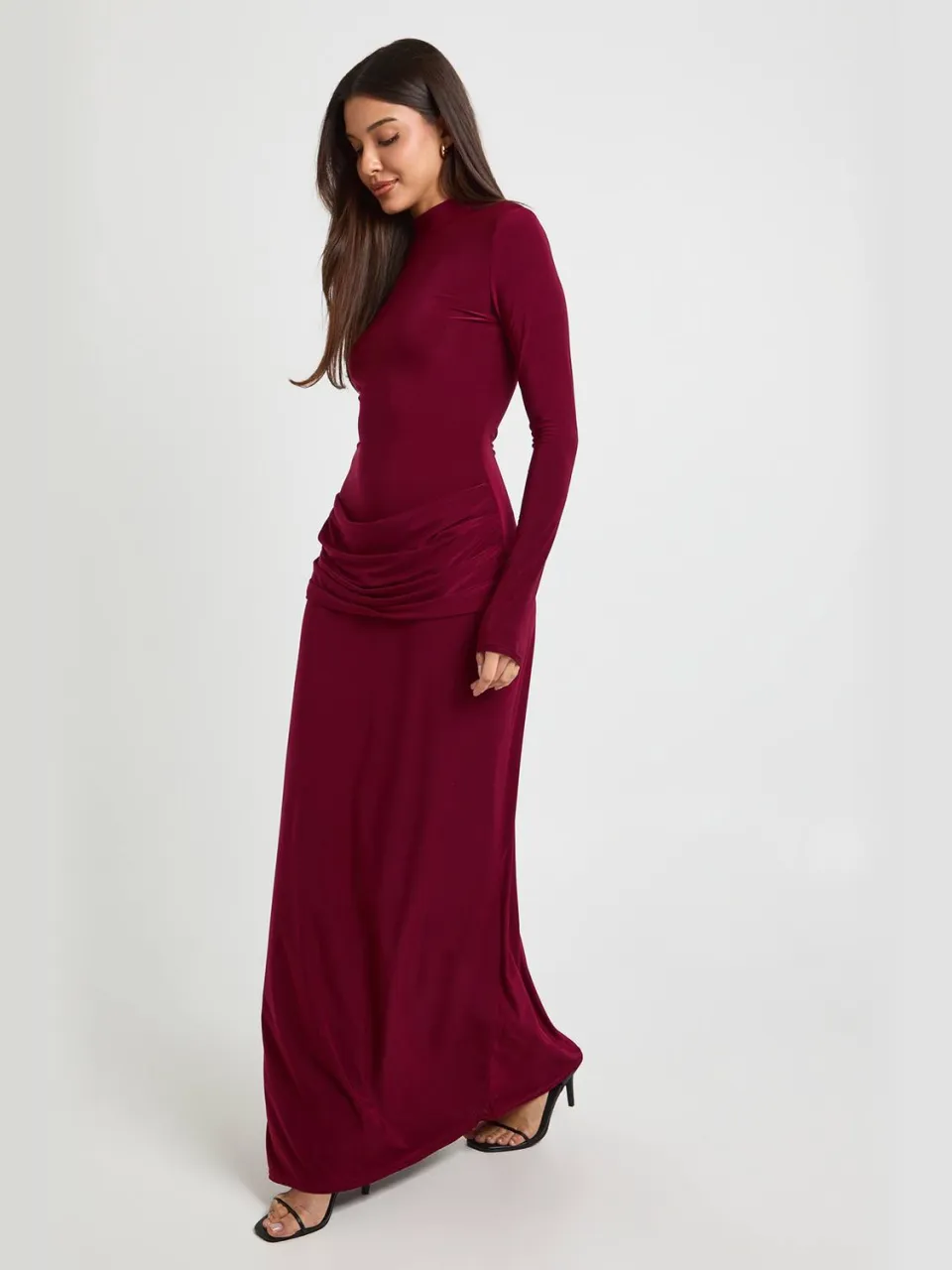 boohoo Dames Maxi Jurk Met Hoge Hals, Lange Mouwen En Drapeerdetail bordeaux rood, foto 2