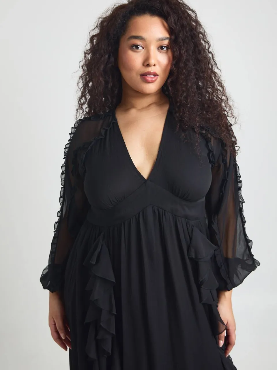 boohoo Dames Plus Chiffon Lange Mouw Ruches Maxi Jurk zwart, foto 3