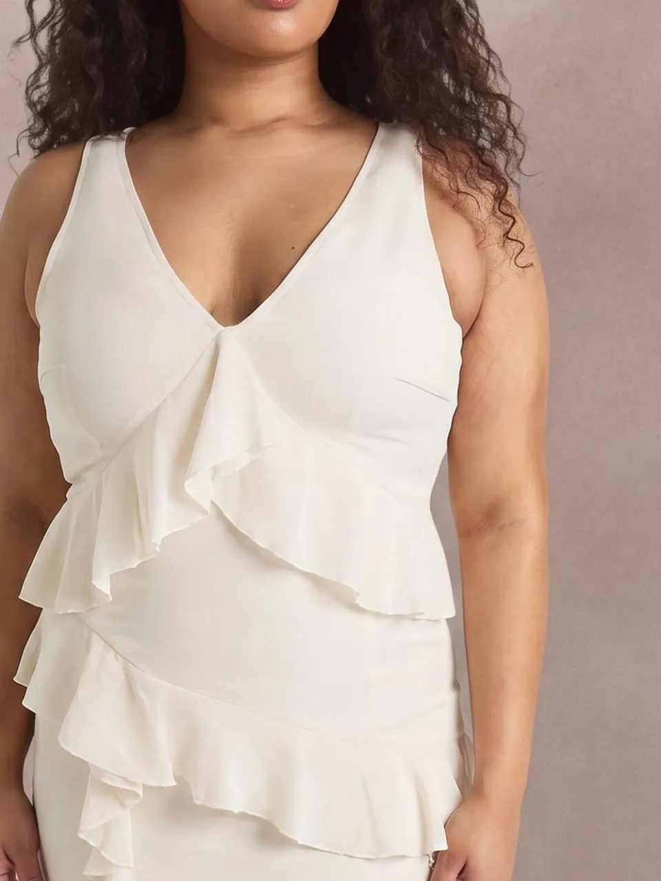boohoo Dames Plus Asymmetrische Maxi Jurk Met Ruches Op De Taille ecru, foto 4