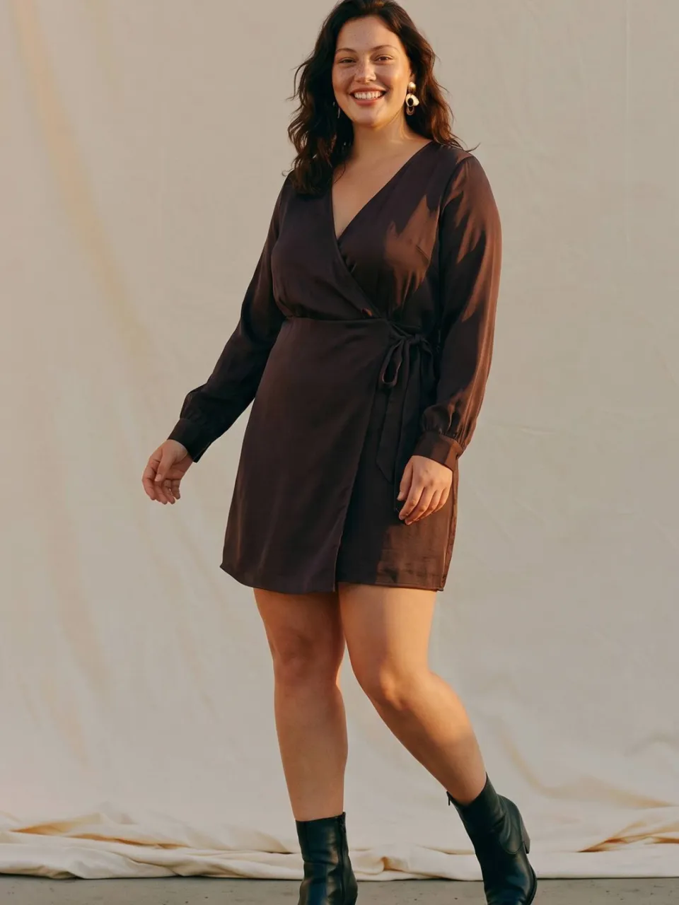 Vero Moda Curve x Wehkamp mini satijnen wikkeljurk Plus Size - donkerbruin, foto 3