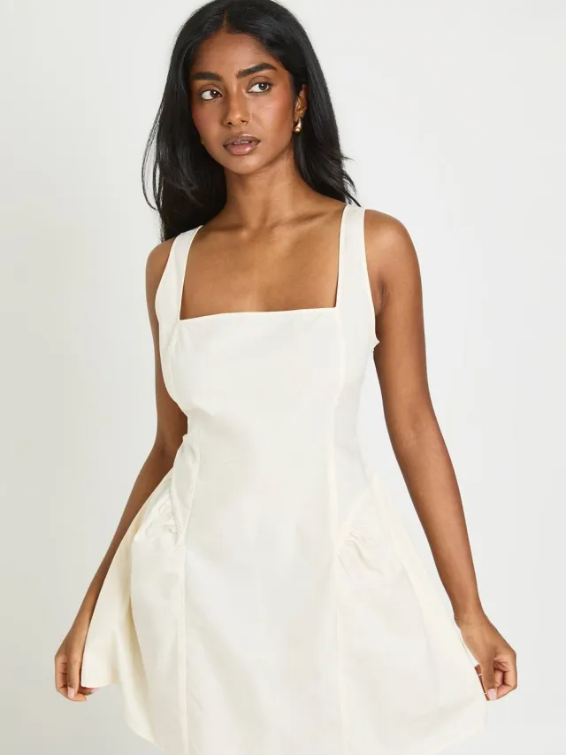 boohoo Dames Mini Jurk Met Vierkante Hals En Wijde Rok In Poplin Ivoor
