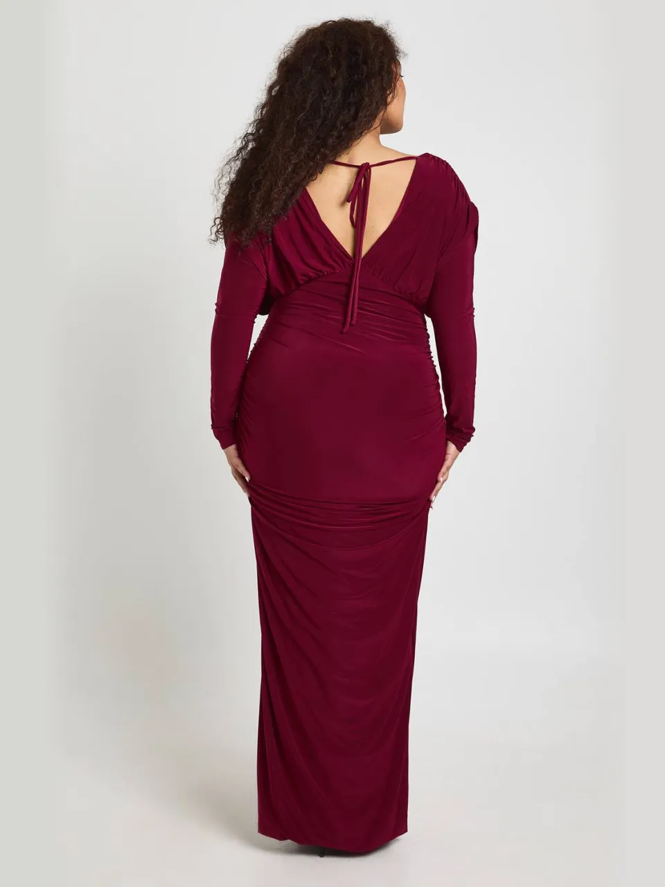 boohoo Dames Plus Slinky Plunge Geplooid Detail Maxi Jurk donkerrood, foto 2