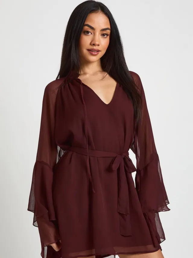 boohoo Dames Chiffon Mini Jurk met Uitlopende Mouwen Chocoladebruin