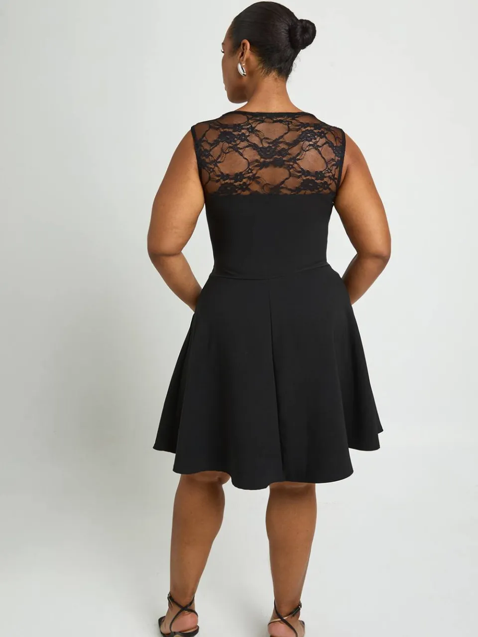 boohoo Dames Plus Kanten Paneel Skater Jurk zwart, foto 3