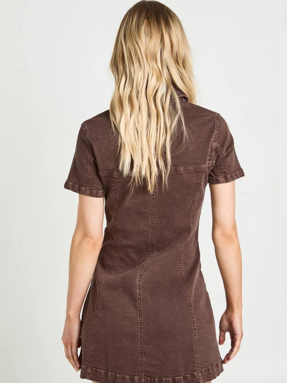 boohoo Dames Petite Denim Jurk Met Korte Mouwen En Rits Aan De Voorkant, foto 2