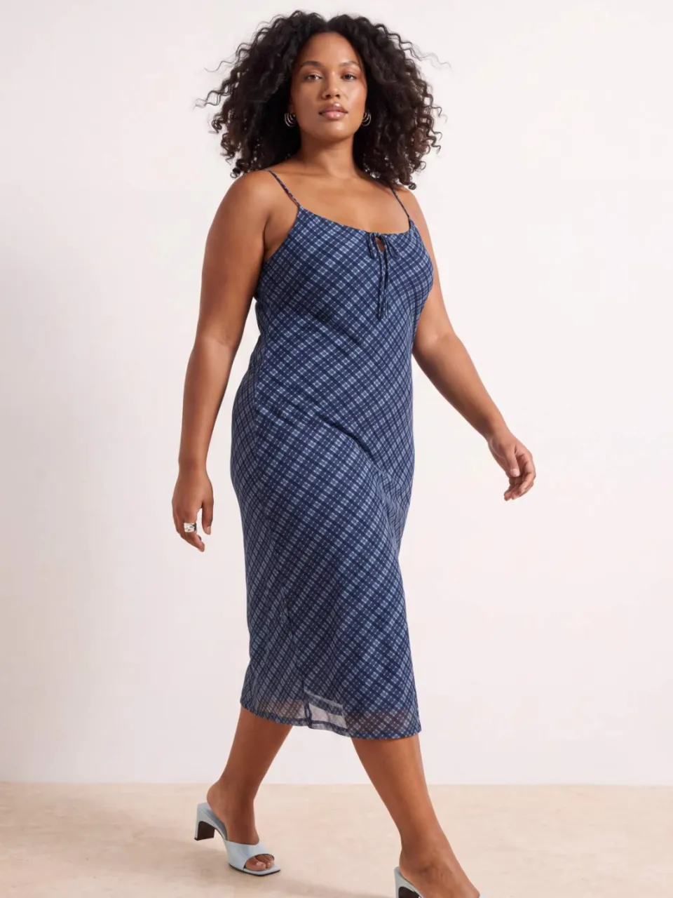 Trendyol Curve Dames Blauw Geruit Midi Mouwloos Casual A-lijn Grote maten Jurk