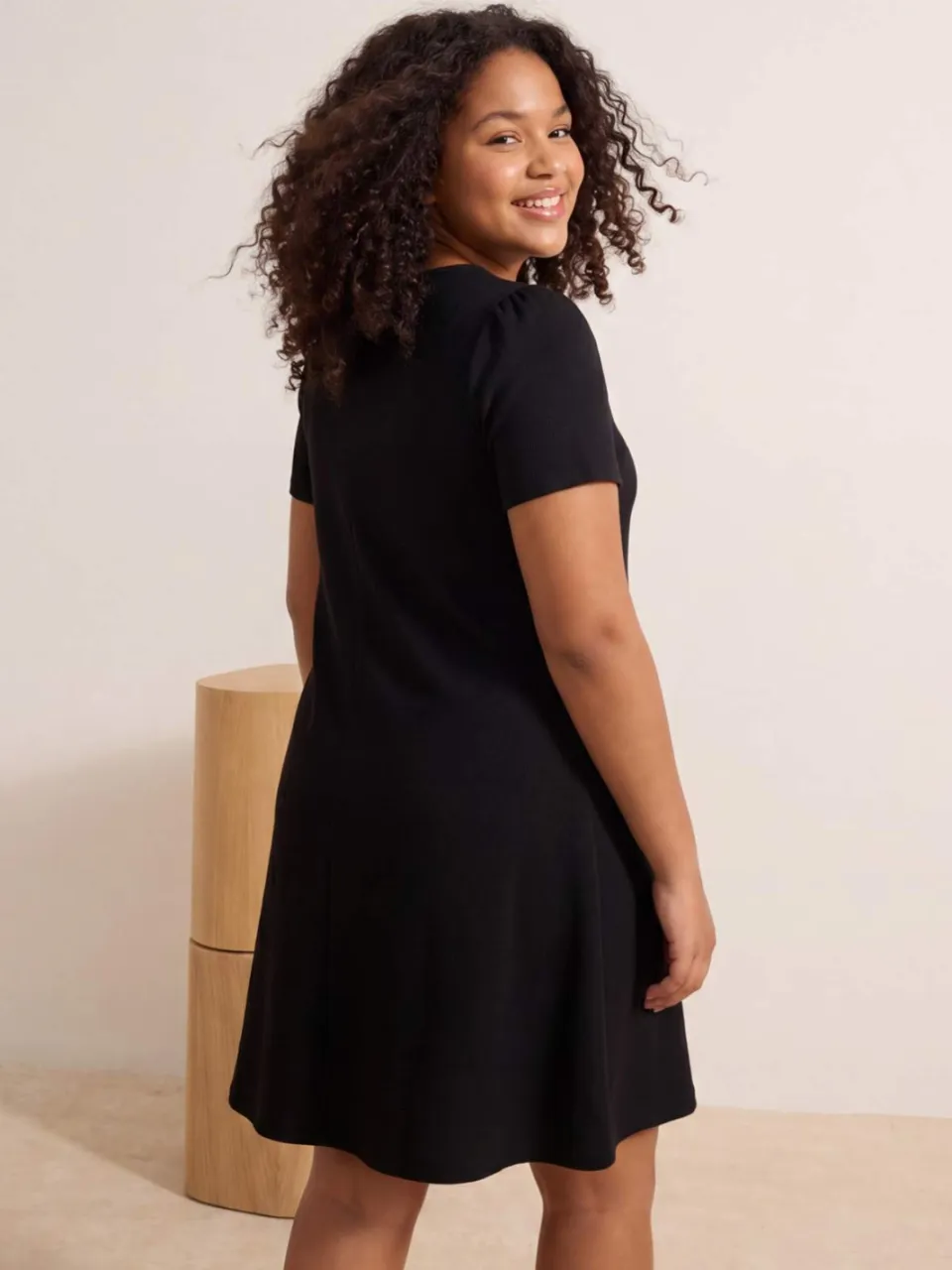 Trendyol Curve Dames Zwart Bloemen Kort / Mini Kort Casual Skater Grote maten Jurk, foto 2